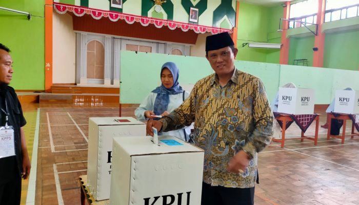 Didampingi Anak dan Istri, Cabup Klaten Yoga Hardaya Nyoblos di TPS 02 Desa Jonggrangan