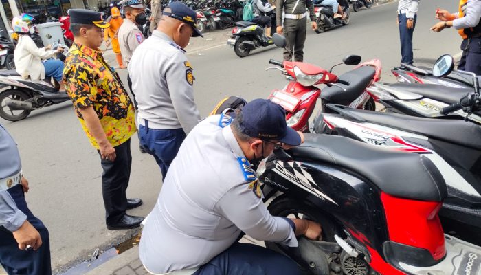 Parkir Sembarangan, Puluhan Motor di Jalan Utama Raya Cengkareng Ditertibkan