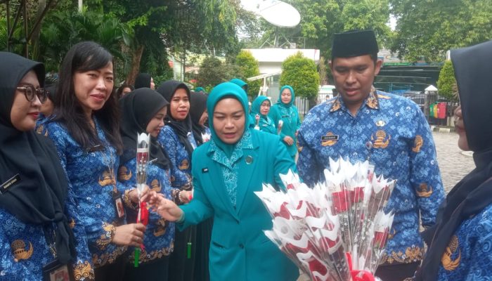 Rayakan Hari Ibu ke-94 dengan Upacara Khidmat. Camat Pesanggrahan, Agus Ramdani, Memberikan Penghormatan Khusus dengan Bunga Mawar