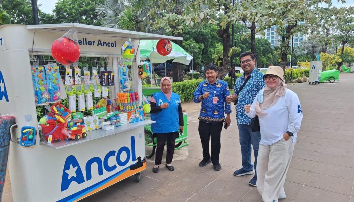 Ancol Tata Pedagang Asongan di Area Pantai Agar Naik Kelas