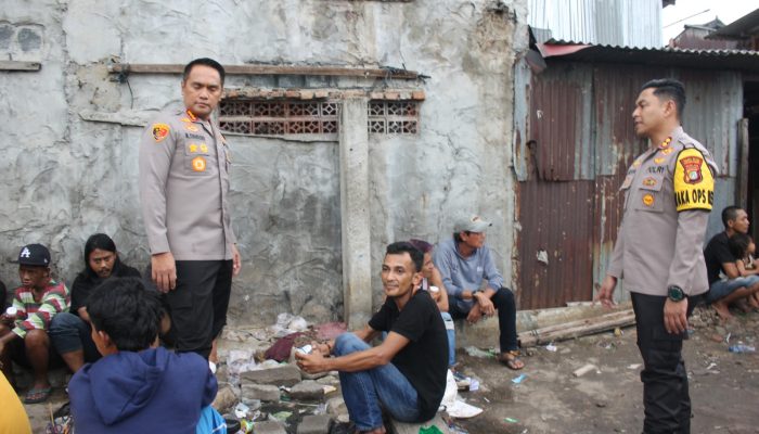 Hujan Deras Tak Halangi Polres Jakbar Gerebek Kampung Boncos, Puluhan Pengguna Sabu Ditangkap, Ini Barang Buktinya