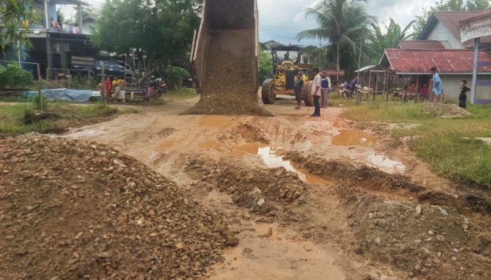 Program CSR Bantu Perbaikan Jalan Penghubung  2 Kecamatan