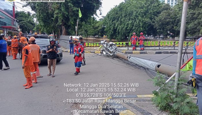 Tower Sinyal Roboh di Mangga Besar, Ganggu Lalu Lintas