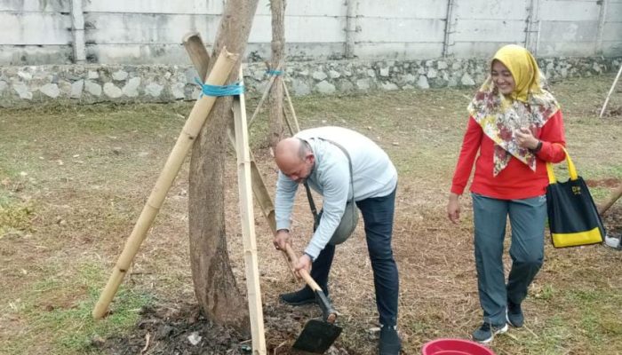 Sudis Tanhut Jakbar Tanam Pohon di Taman H Marzuki Kebon Jeruk