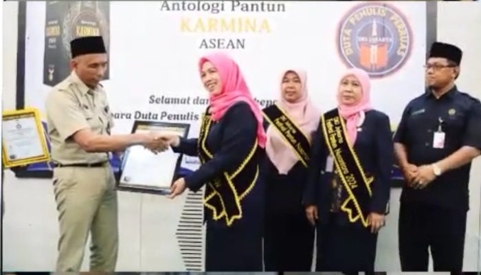 32 Penulis Pantun Karmina Di Cilandak Persembahkan Buku Peraih Muri Antologi Pantun Karmina Asean untuk Sudin Pendidikan