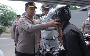 Polres Jakbar Bersama Jasa Raharja Bagikan Helm untuk Pengendara