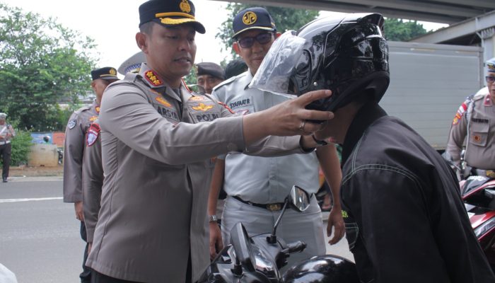 Polres Jakbar Bersama Jasa Raharja Bagikan Helm untuk Pengendara