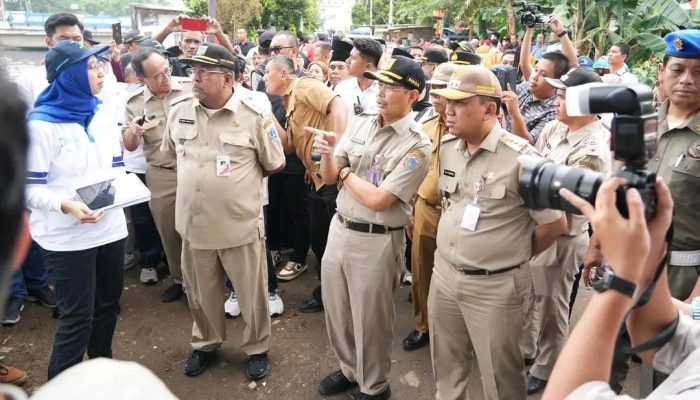 Wagub DKI Rano Karno Tinjau Pengerukan Lumpur di Kali Mookervart Rawa Buaya