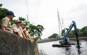 Pemkot Jakbar Lakukan Pengerukan Lumpur pada 10 Lokasi Kali