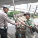 Satlantas Polres Jakarta Barat Ajak Berbagi Kepedulian dengan Bagikan 100 Takjil di Traffic Light Tomang