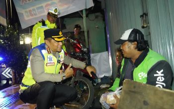 Polrestabes Semarang Tingkatkan Keamanan dengan Patroli Pemukiman dan Bagikan Sahur di Bulan Ramadan