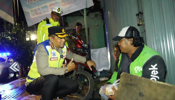 Polrestabes Semarang Tingkatkan Keamanan dengan Patroli Pemukiman dan Bagikan Sahur di Bulan Ramadan