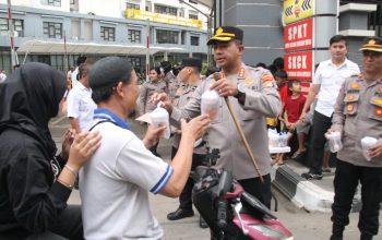 Kapolres Jakbar Kombes Pol Twedi Aditya Bennyahdi Turun ke Jalan, Bagikan Takjil untuk Pengendara di Daan Mogot