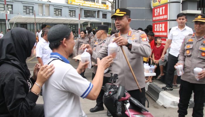 Kapolres Jakbar Kombes Pol Twedi Aditya Bennyahdi Turun ke Jalan, Bagikan Takjil untuk Pengendara di Daan Mogot