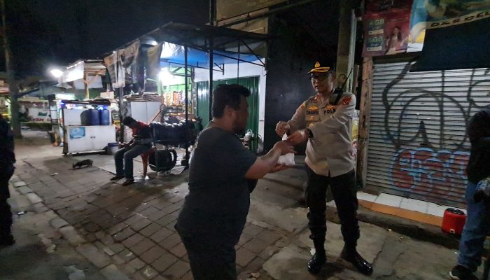 Tebar Kebaikan di Bulan Ramadhan, Sambil Pantau Keamanan Polsek Kembangan Bagikan Makanan Sahur 