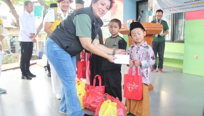 Tanda Cinta Sesama, TUIF dan Lions Clubs Salurkan 94 Paket untuk Yatim dan Dhuafa