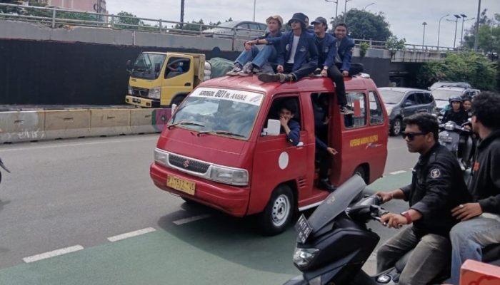 Aksi Orasi Mahasiswa Trisakti di Plaza Trisakti Berlanjut Demo Di DPR 