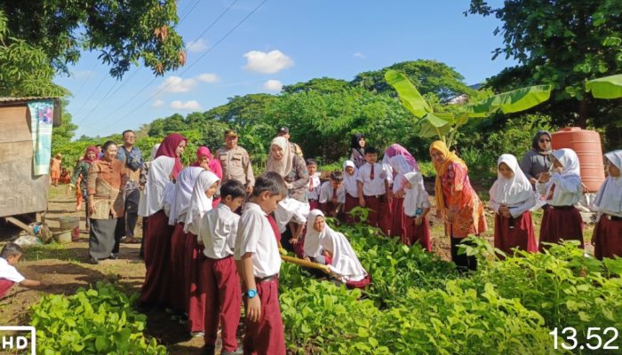 Tanam Sayur, Tanam Kesadaran: Polsek Cengkareng Gandeng PKK Ajak Siswa Belajar Ketahanan Pangan di Urban Farming