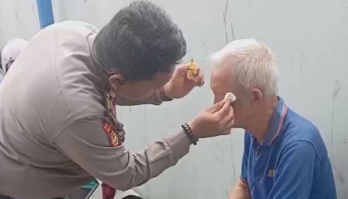 Anggota Polisi Bantu Kakek 80 Tahun yang Terjatuh dari Motor di Bandar Lampung