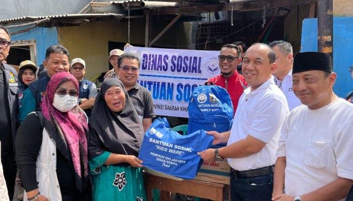 Walikota Jakbar Berikan Bantuan Korban Puting Beliung di Kamal