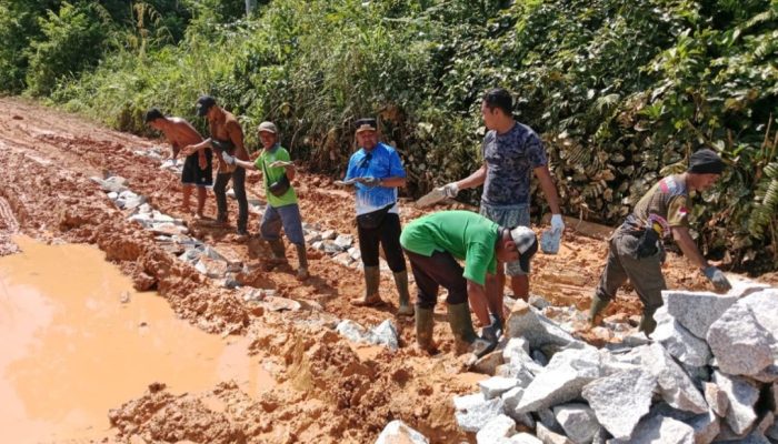 Camat Tanah Pinoh dan Camat Sayan Inisiatif Perbaiki Jalan Poros Provinsi Kota Baru–Sayan secara Swadaya