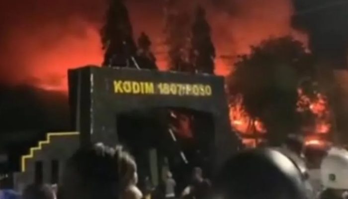 Asap Tebal dan Kobaran Api Hanguskan Kantor Kodim 1307/Poso, Warga Panik dan Berhamburan