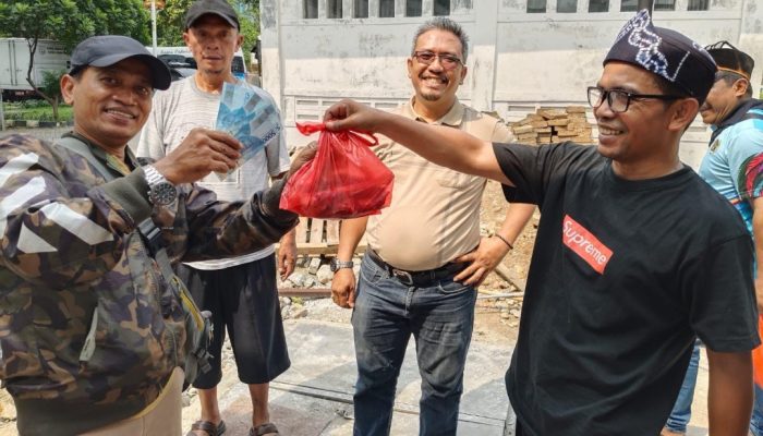 Rayakan Idul Adha, Ketua PWI Pokja Wali Kota Jakbar Bagikan Daging Qurban dan Uang Bumbu