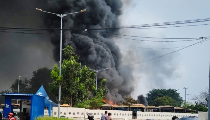 38 Unit Bus Tak Layak Pakai Terbakar di Terminal Rawa Buaya, Diduga Akibat Percikan Las