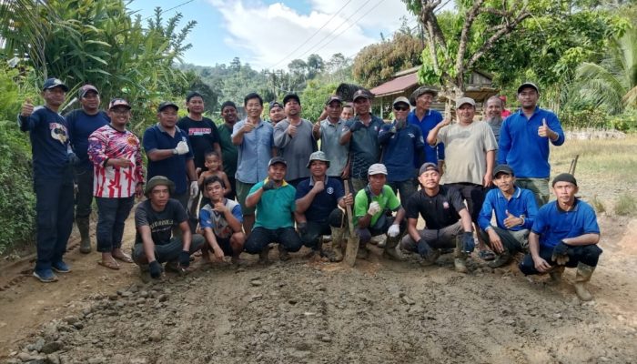 Camat Tanah Pinoh, Pengusaha, dan Pemdes Madong Raya Bersatu Perbaiki Jalan Rusak