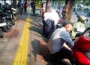 Petugas Gabungan Tertibkan PKL dan Parkir Liar di Grogol Petamburan: Belasan Motor Kena Cabut Pentil
