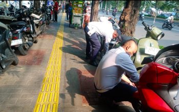 Petugas Gabungan Tertibkan PKL dan Parkir Liar di Grogol Petamburan: Belasan Motor Kena Cabut Pentil