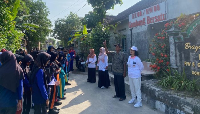 MPLS Hari Ke-5, Siswa SMPN 2 Cawas Belajar Kepedulian Sosial dari Masyarakat
