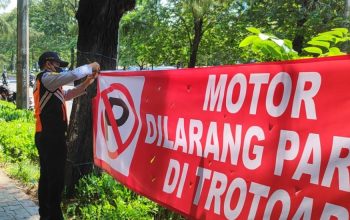 Satpel Perhubungan Gropet Sosialisasikan Larangan Parkir di Trotoar Kyai Tapa