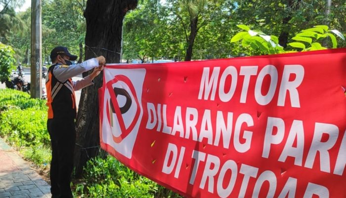 Satpel Perhubungan Gropet Sosialisasikan Larangan Parkir di Trotoar Kyai Tapa