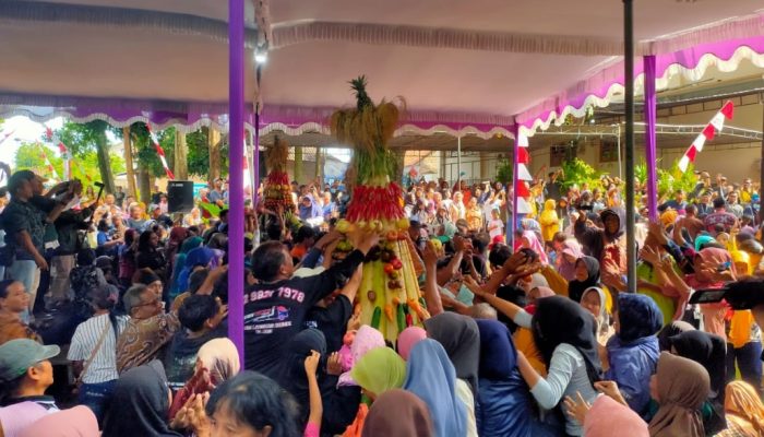 Kemeriahan Warga Jonggrangan Berebut Gunungan di Bersih Sendang Simbar Joyo