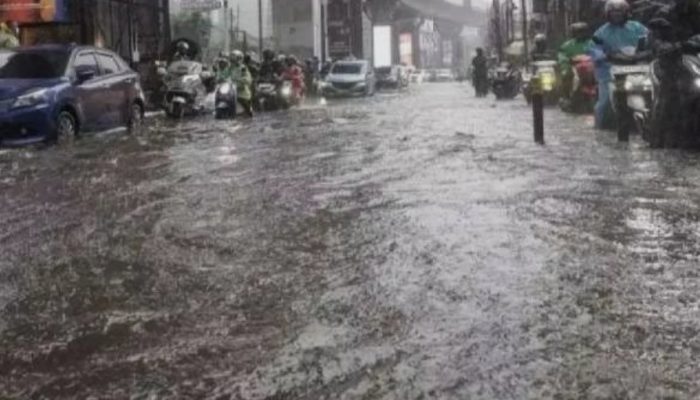 Jakarta Barat Dilanda Banjir dan Genangan, Puluhan Warga Mengungsi