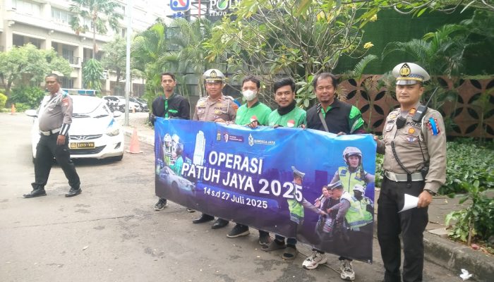 Satlantas Jakarta Barat Edukasi Ojek Online di Podomoro City dalam Operasi Patuh Jaya 2025