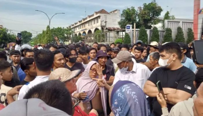 Ribuan Warga Tanjung Mulia Blokade Jalan Krakatau, Eksekusi Bangunan Berakhir Ricuh di Medan