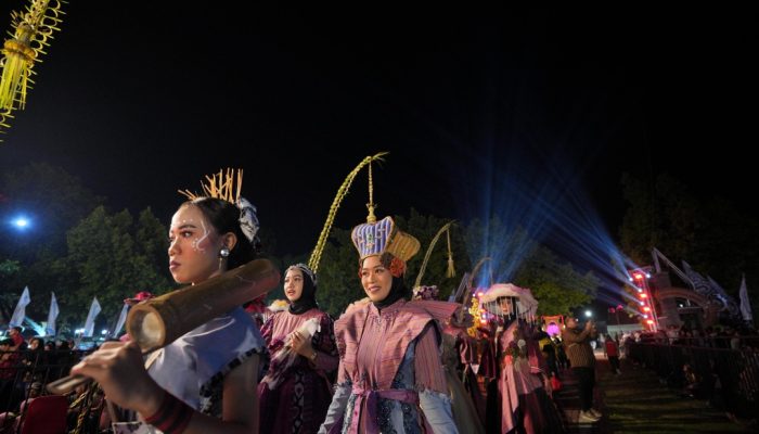 Gemerlap Lurik Malam Hari: Klaten Tunjukkan Pesona Budaya dalam Night Carnival 2025