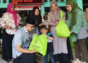 Kelurahan Kembangan Selatan Salurkan Bantuan Sembako untuk 30 Warga Kurang Mampu