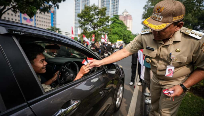 Forkopimko Jakbar Bagikan 8 Ribu Bendera Merah Putih kepada Pengendara