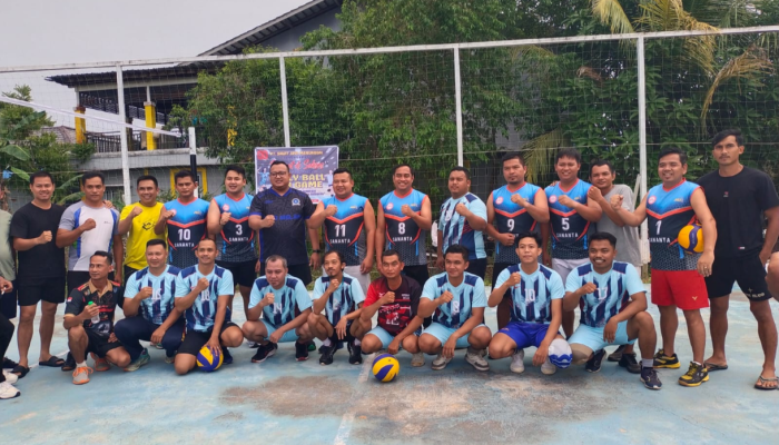Fun Game Voli HUT RI ke-80 di Melawi: Eksekutif, Legislatif, dan Media Bersatu di Lapangan