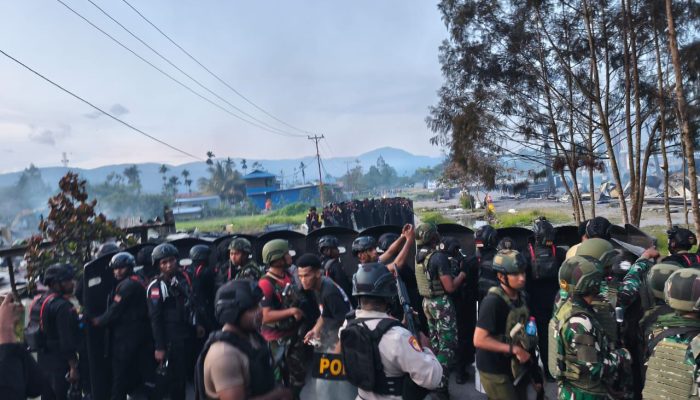 Rasisme Berujung Rusuh di SMAN 1 Elelim: Kios dan Fasilitas Aparat Dibakar Massa