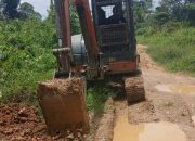 Semangat Gotong Royong Warga Tanah Pinoh Barat: Jalan Rusak Diperbaiki Berkat Inisiatif Swadaya