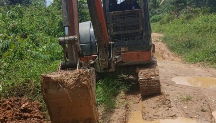 Semangat Gotong Royong Warga Tanah Pinoh Barat: Jalan Rusak Diperbaiki Berkat Inisiatif Swadaya