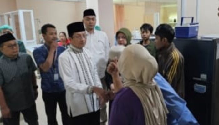 Menag Jenguk Korban Ambruknya Gedung Majelis Taklim di Bogor, Serahkan Bantuan Rp150 Juta