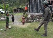 Momen Langka di Puncak Jaya: Satgas Damai Cartenz Dekat dengan Masyarakat Lewat Sepak Bola