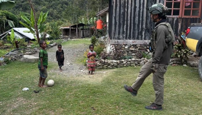Momen Langka di Puncak Jaya: Satgas Damai Cartenz Dekat dengan Masyarakat Lewat Sepak Bola