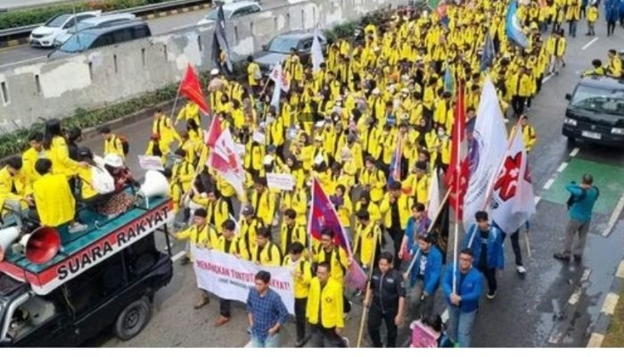 ​Unjuk Rasa BEM UI dan Aliansi Rakyat di Depan Gedung DPR Tuntut Reformasi Total