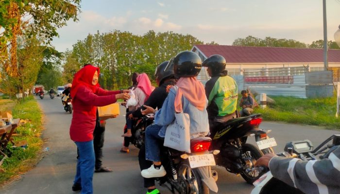 Menjaga Rasa Merawat Tradisi, Kadarwati Bagikan Jenang Sumsum dalam Jumat Berkah di Jatipuro